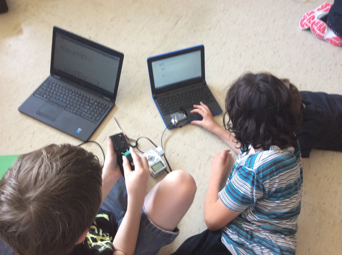ReynoldsTeach's tweet image. Maker Buddies are full on solving the sixth extinction with their designs! Don't worry world we got this! #tldsbcode #tldsbmakers @JackCallaghanPS @mschislett #tldsblearns #makered #makerspace