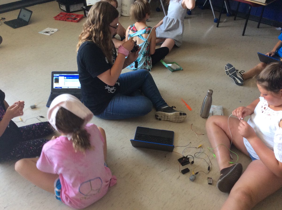 ReynoldsTeach's tweet image. Maker Buddies are full on solving the sixth extinction with their designs! Don't worry world we got this! #tldsbcode #tldsbmakers @JackCallaghanPS @mschislett #tldsblearns #makered #makerspace