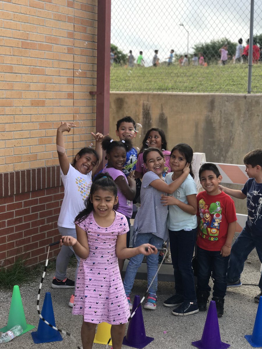 BrittyLynB's tweet photo. Campus Celebration! #endoftheyear #readyfor2nd https://t.co/nZsFTWQG5H