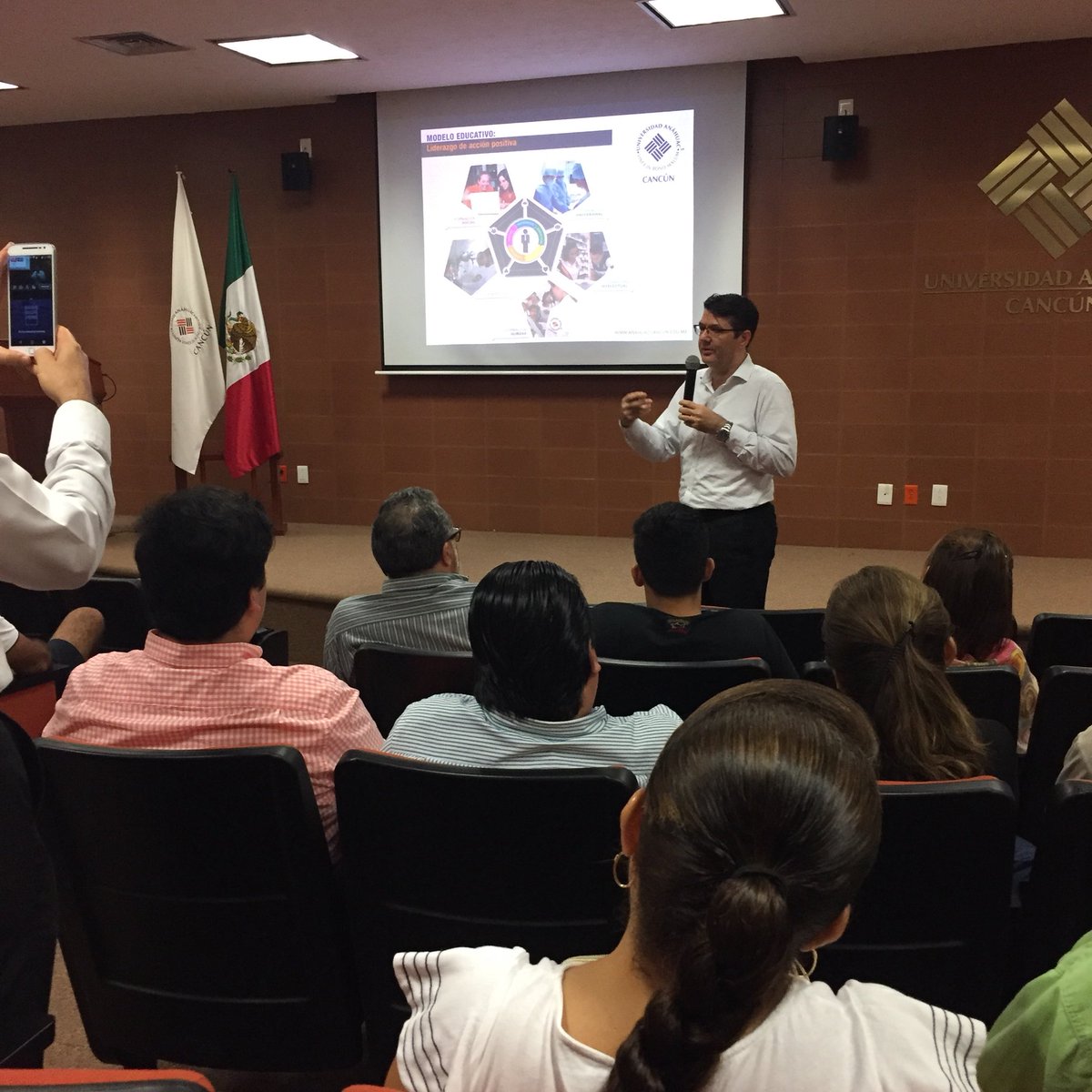 RedEscolarCUN's tweet image. #AnahuacCancun: En este momento padres de familia y próximos alumnos de nuestra institución asisten a la sesión informativa de la Escuela de Ingeniería.

#IngenieroAnáhuac
#Studyinparadise

🔸Grandes líderes y mejores personas