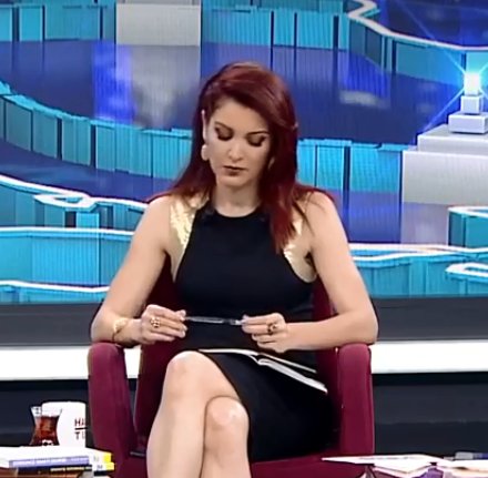 emigrn's tweet image. ''Gençler özgürce tweet atabilecek, herkes beni eleştirebilecek, cb eleştirilmez diye bir şey mi var, üzülüyorum siz gazetecilerin haline, yok böyle bir şansınız!'' dediğinde;
Nagehan'ın başını önüne eğmesi... 

Çıkmıyor bu sahne aklımdan :)
#MuharremİnceHaberTürkDe