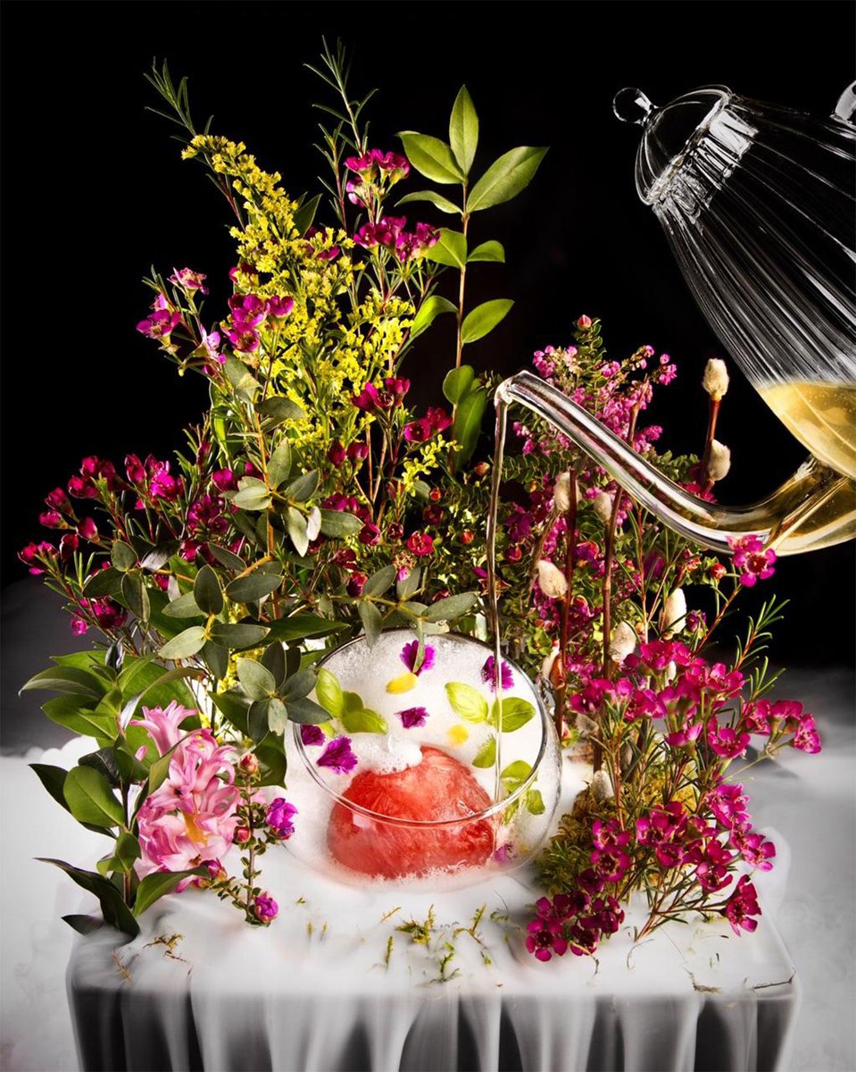 These magical cocktails will make you fall in love with Science! See more: bnow.is/2sjAwma cc: <a href="/LeanneNeufeld/">LeanneNeufeld</a>  <a href="/barcheftoronto/">BarChef</a> <a href="/FrankieSolarik/">Frankie Solarik</a> #BeautifulScience