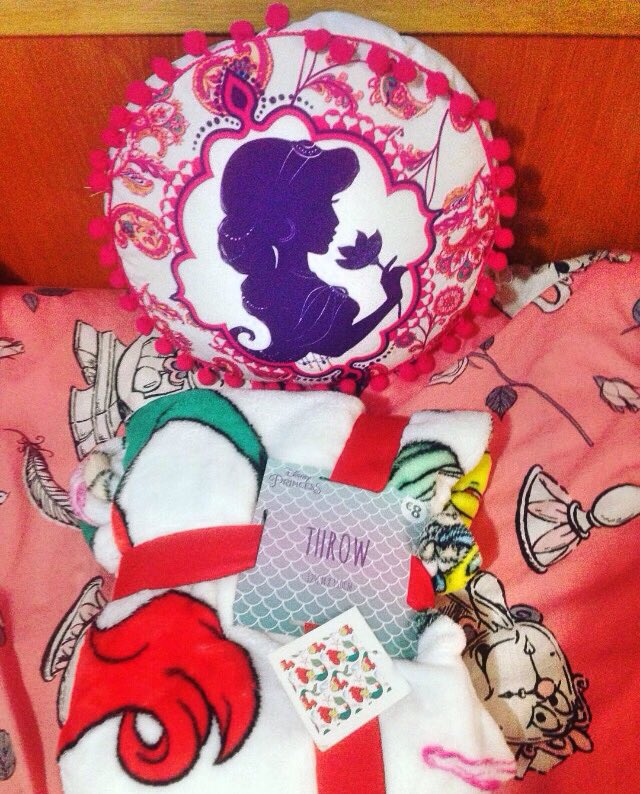itsSaraSmile's tweet photo. Ampliando mi colecciΓ³n de #Disney @DisneySpain ππ mi nuevo cojΓn #Jasmineπ #JasminePrincess y mi nueva manta #LaSirenita #ArielPrincess ππππβ¨#meencantan @Primark https://t.co/o02cvEbsKI