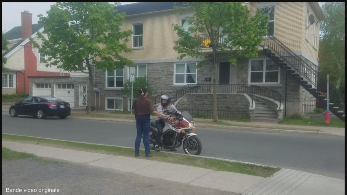 mpbouchard's tweet photo. La police de #TroisRivieres a arrêté un homme qui aurait agressé sexuellement des femmes sur la rue. Il leur demandait des indications avant de faire semblant de tomber pour toucher leur poitrine. #rcma Image tirée d'une vidéo publiée sur les médias sociaux par David Leblanc. https://t.co/U733Dlgfvn
