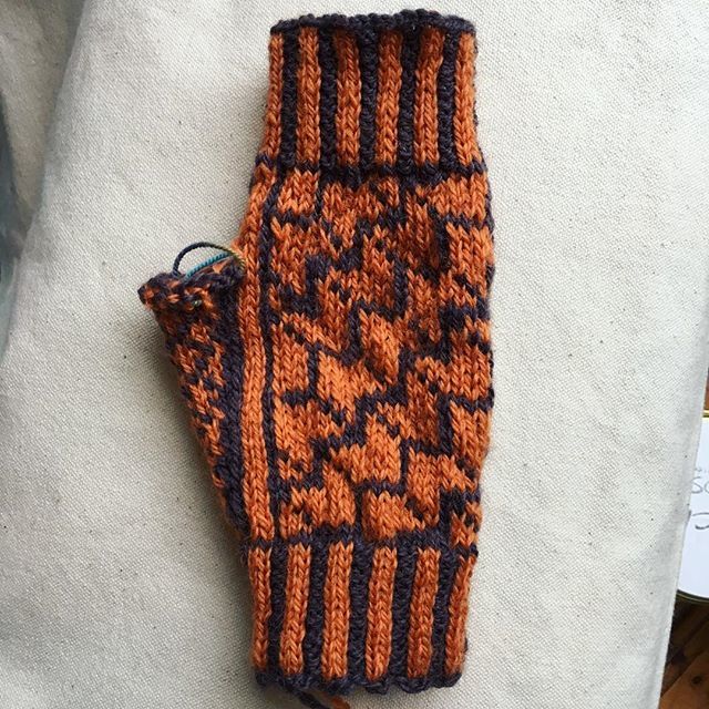knitmastery's tweet image. One almost-finished mitt.
One to go.
Gridlock Mitts by @kazrbutler, in wool from @cambrian_wool. Pattern available to knit with Knitmastery.
#wipwednesday #strandedcolorwork ift.tt/2H6lIvJ