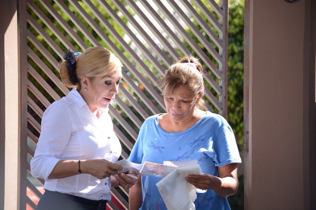 AnaBalderasMx's tweet photo. Feliz de recorrer #Atizapán casa por casa y agradecida por el ánimo con el que me reciben los atizapenses. Les agradezco sus buenos comentarios sobre mi propuesta de la adecuación de parques para su recreación. #ContigoAtizapanGana https://t.co/3g1EHfAiBx