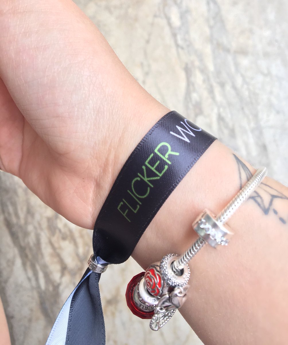 lauzza_'s tweet photo. Prix : 4€ (5€ pays étrangers) l’un 
 7€ (8€pays étrangers) les deux ( frais de port compris). 😎 🌻 🇮🇪

Taille unique : Médium ( 30 cm) ajustable avec une perle qui coulisse. 

La livraison est internationale. 
@LiamPayne / @NiallOfficial https://t.co/mASYwteQRr