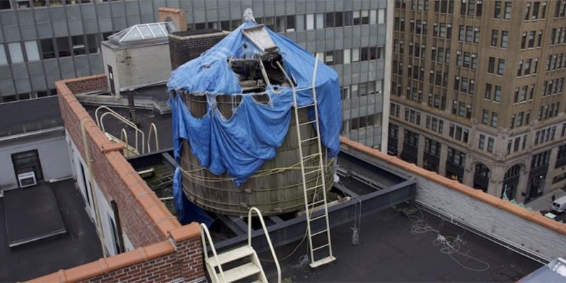 NYEnvironment's tweet photo. NYC residents: raise your hand if you live in a building with a water tower. You should read this story. Warning: it will give you the heeby jeebies. 
https://t.co/Hy3NsXMrdI https://t.co/oVy27xMAMs