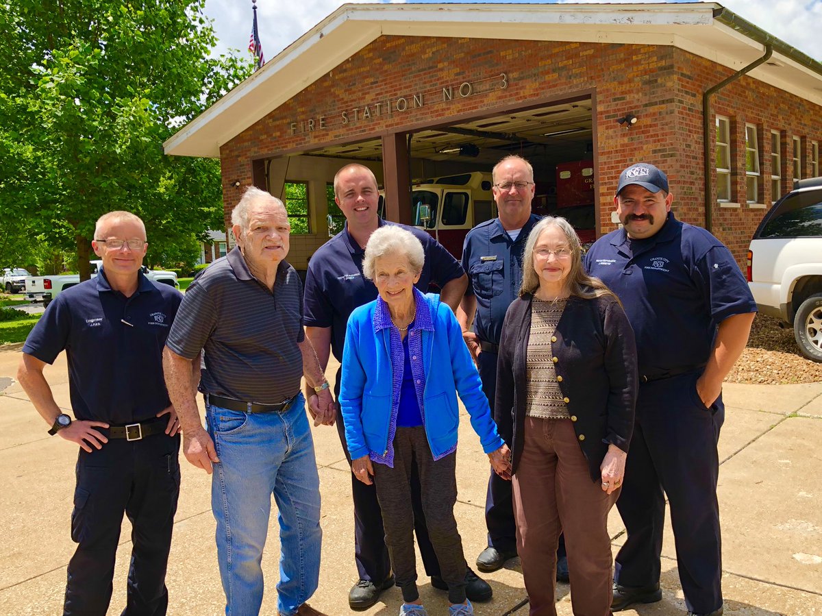JimFountViewMD's tweet photo. @FountainViewMC  Today was an awesome day! Fountain View Manor Residents, Sharon, Jenny, and Herbert delivered homemade Lasagna and Bread Sticks to both Granite City Fire Stations and thanked them for their service.  #Frontierculture #Firemenareheros https://t.co/0DkATrylbJ