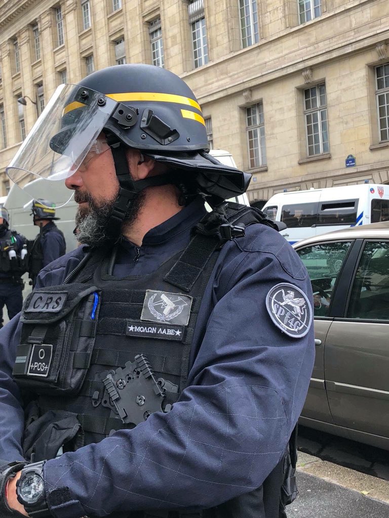 Nguyen11804422's tweet photo. #scandale #hotgates  un CRS helléniste qui pour troller les étudiants, arbore le  « μολὼν λάβε », (« Viens les prendre ! »),  la célèbre réplique de Léonidas à Xerxès Ier lors de la bataille des Thermopyles. Entre nous, c'est un peu plus stylé que "acab" ou l'écriture inclusive. https://t.co/TXpksinH8N