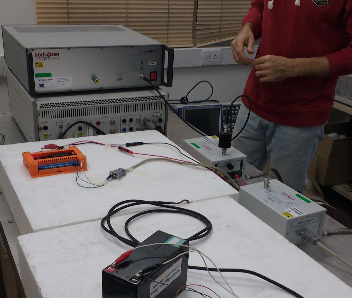 LabProtoFIUNER's tweet photo. Visitamos las instalaciones del Laboratorio de Mediciones y Ensayos (LAMYEN) en UTN Santa Fe, donde se trabajó en la realización de Ensayos de Compatibilidad Electromagnética sobre un sistema basado en la CIAA-NXP (@ProyectoCIAA) con transmisión de datos a través de Bus CAN. https://t.co/RSqKjL6lxG
