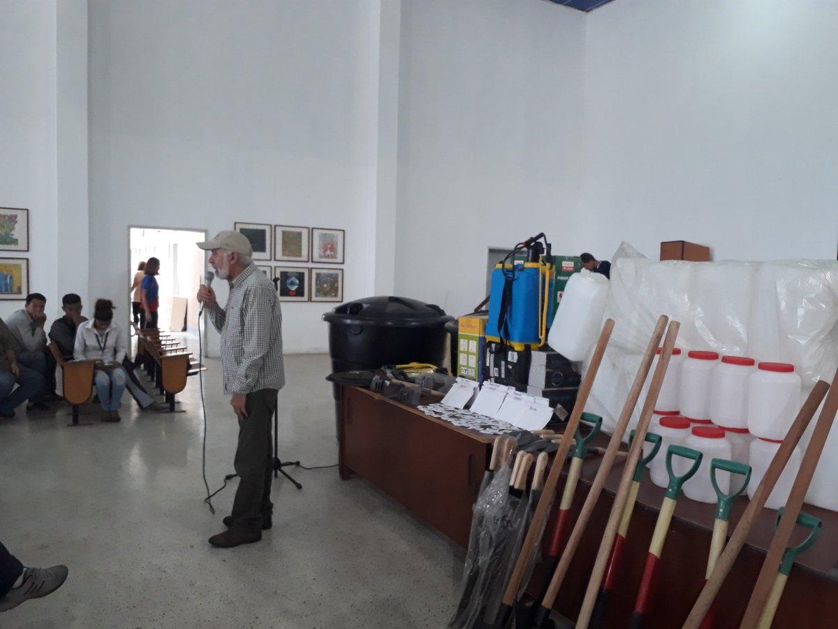 PTMSNACIONAL's tweet photo. Reunión y entrega de agrosoportes en la UEB Gran Colombia en la Pquia. Santa Rosalía. Participación del Prof. Carlos Lanz, coordinador del PTMS y Autoridades de la Zona Educativa del #DistritoCapital  @ZonaEducativaDC @MPPEDUCACION @JauaMiranda #SembrandoFuturo #PTMS https://t.co/1yrb65xmKr