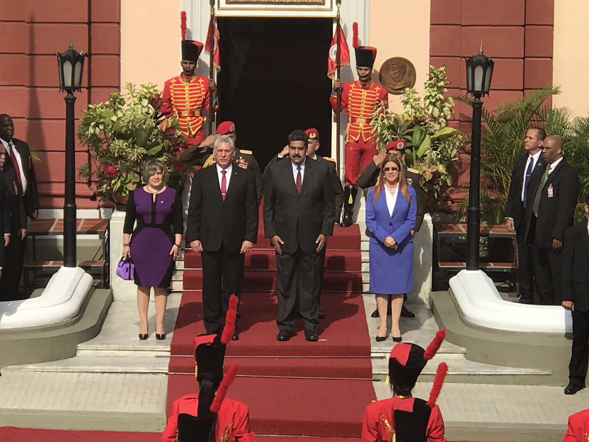 embacubaven's tweet photo. Presidente #NicolasMaduro recibe a su homólogo de #Cuba Miguel Díaz Canel en el Palacio de Miraflores #HermandadCubaVenezuela https://t.co/pFV79cbirW