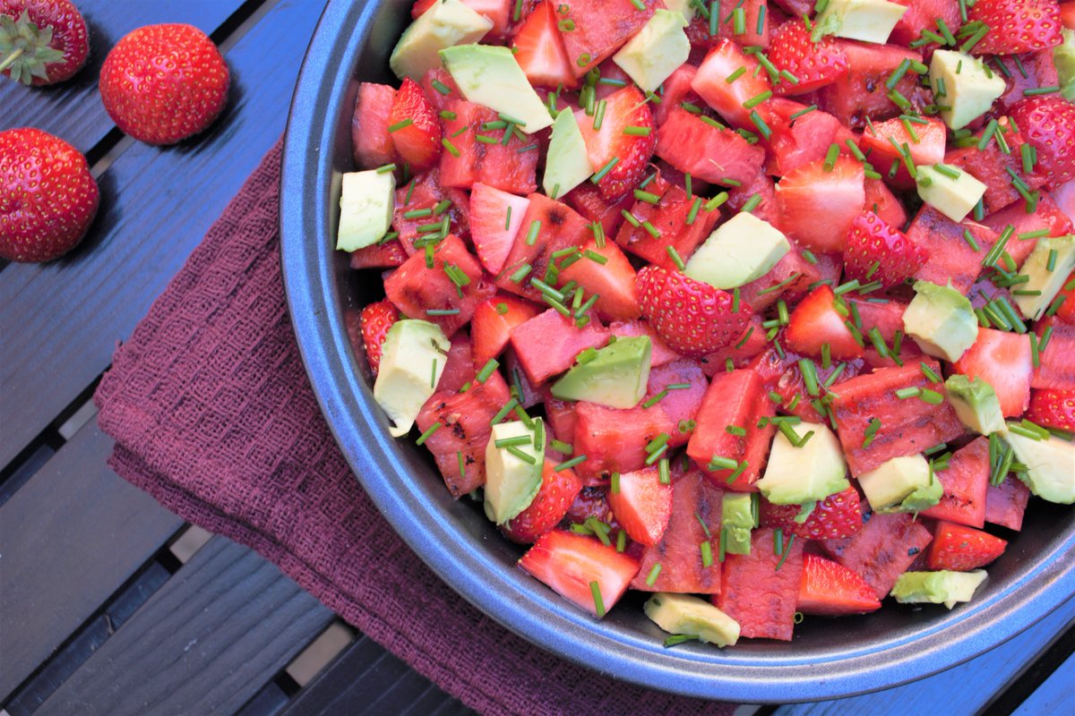 PieceOfPlants's tweet photo. Grilled Summer Salad! 
Next level BBQ salad with grilled watermelon, avocado and strawberries 🍉🍓 Turn up the heat with some green summer grilling 🔥

RECIPE: https://t.co/Meo0CZ3Tfm https://t.co/I10N3Cqhm7