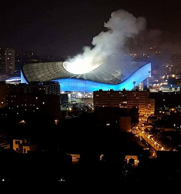 filoumaoulida's tweet photo. - Oh Toif’, qu’est-ce que tu prends en photo ?
- Regarde ça, le magnifique volcan Massilia vu de l’intérieur.
- Il y a qu’à Marseille que l’on voit ça 🌋🔥Merci de m'avoir invité. Ds ma vie, j’aurais vu le plus beau stade en France &amp; le meilleur public.
- C’est ça l’OM mon ami 😉 https://t.co/8l5uYOfDcf