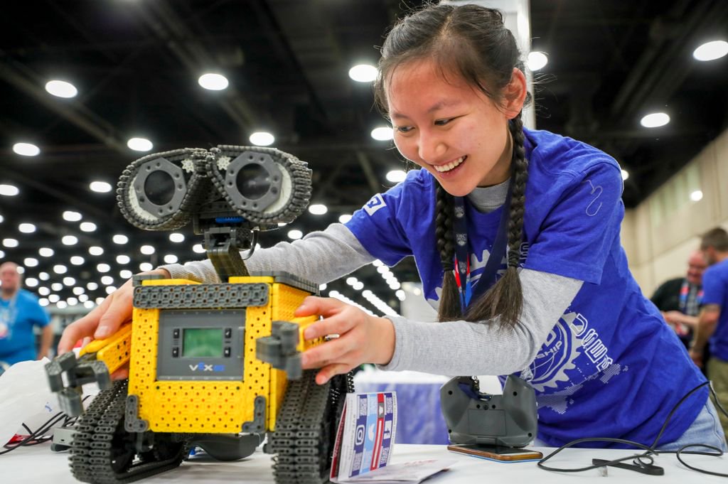 #NationalCreativityDay is about expressing yourself and for us, celebrating the crazy robotic contraptions you make! Our Super User, Marinah Zhao, took this to heart when designing this VEX IQ Wall-E! #omgrobots #Disney #Robotics