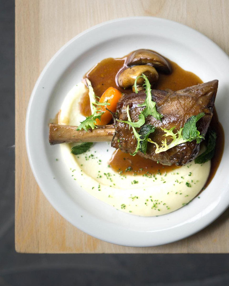 Para esas ganas de sabores diferentes, prueba el cordero braseado en vino tinto y puré de papa de #Havre77. Te quedarás con ganas de más. 🍖🤤