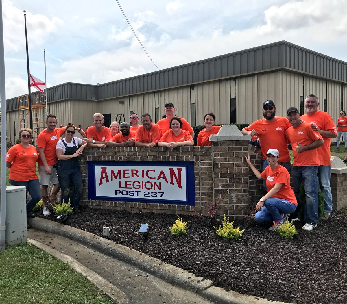 misshd03's tweet photo. D319 Doing more for our veterans! @ChrisBergHD #choosetoserve #servicesselfie @RyanHallTHD888 https://t.co/yLno8NL50j