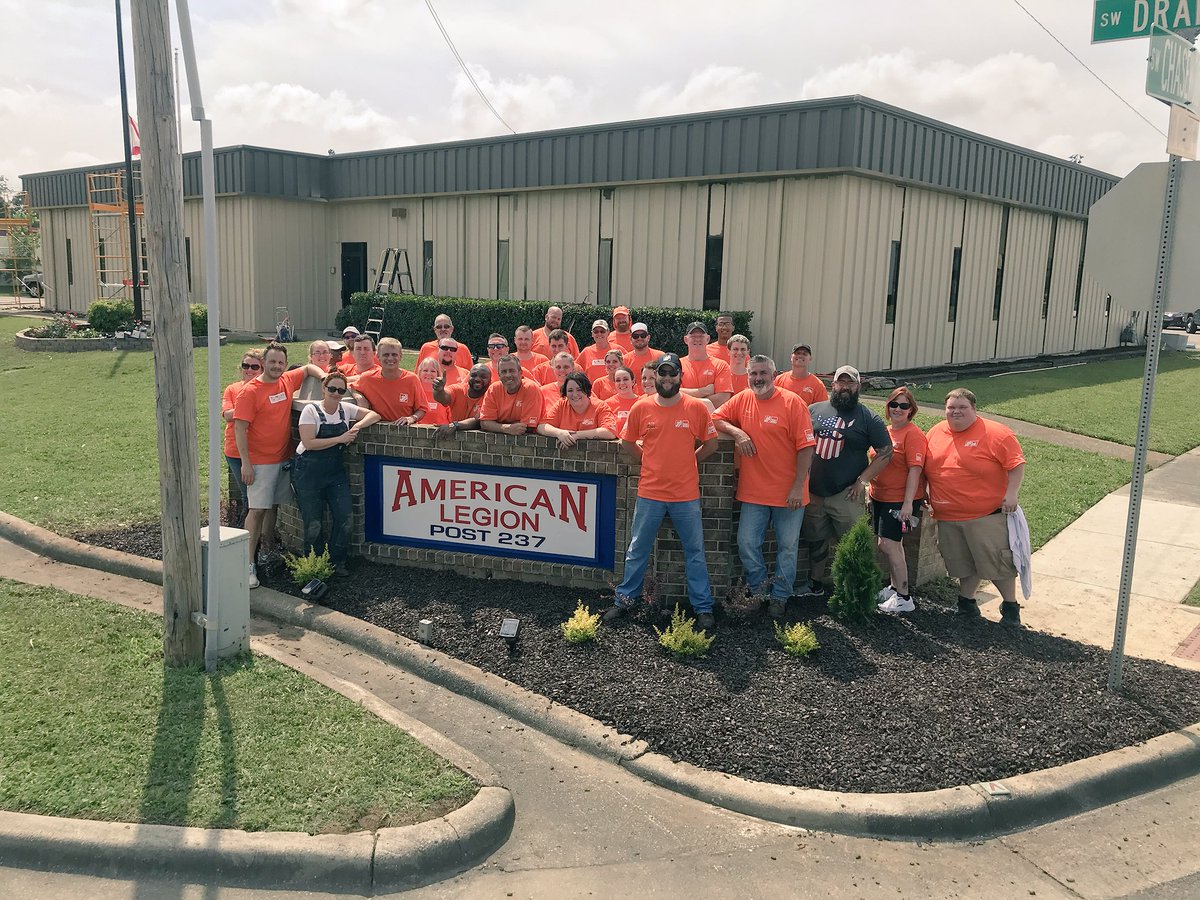 misshd03's tweet photo. D319 Doing more for our veterans! @ChrisBergHD #choosetoserve #servicesselfie @RyanHallTHD888 https://t.co/yLno8NL50j
