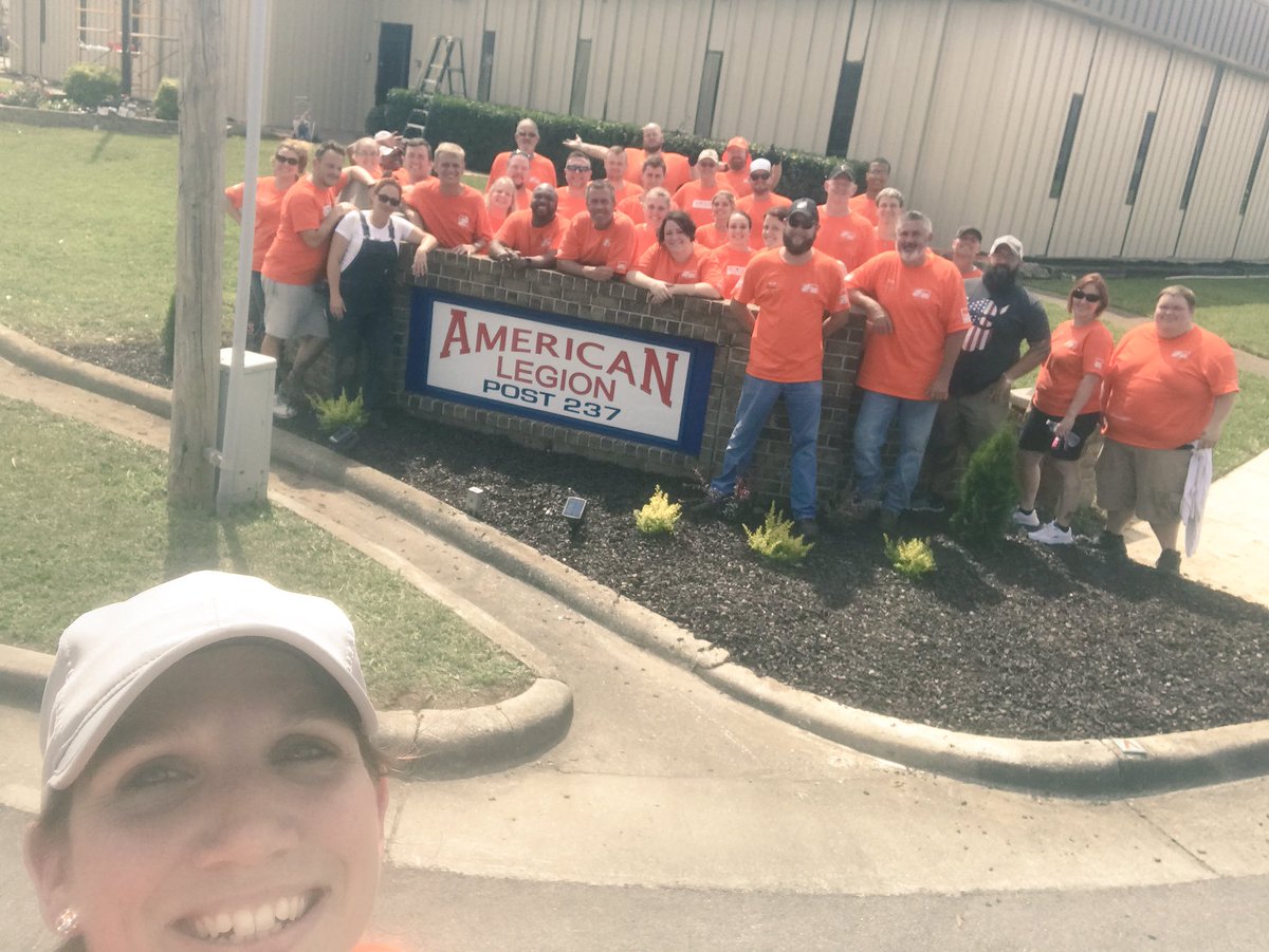 misshd03's tweet photo. D319 Doing more for our veterans! @ChrisBergHD #choosetoserve #servicesselfie @RyanHallTHD888 https://t.co/yLno8NL50j