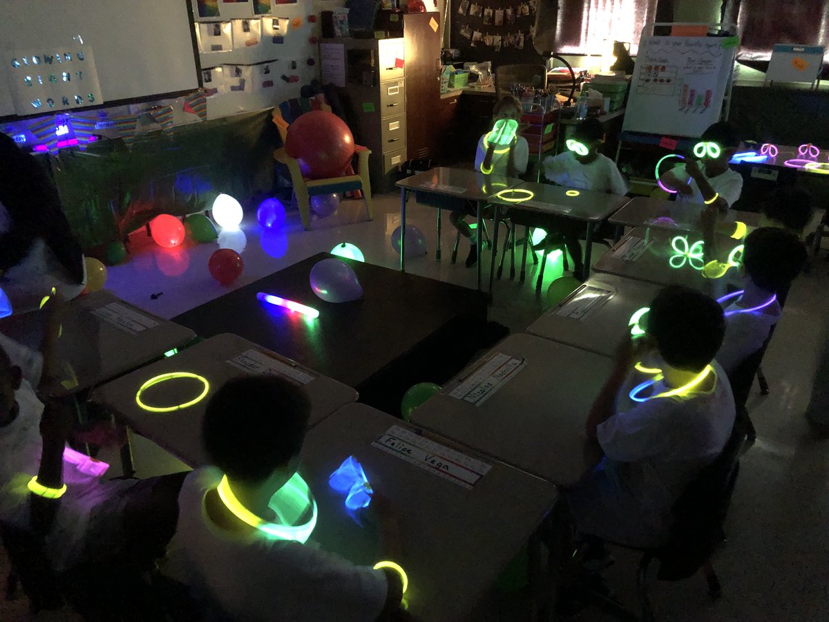 😎 GLOWING SIGHT WORDS 😎 We got to split up into teams and use flashlights to find different sight words around the room. Once we grabbed the sight word, we used it in a sentence and passed the flashlight to the next person! <a href="/AllamandaES/">@AllamandaES</a>