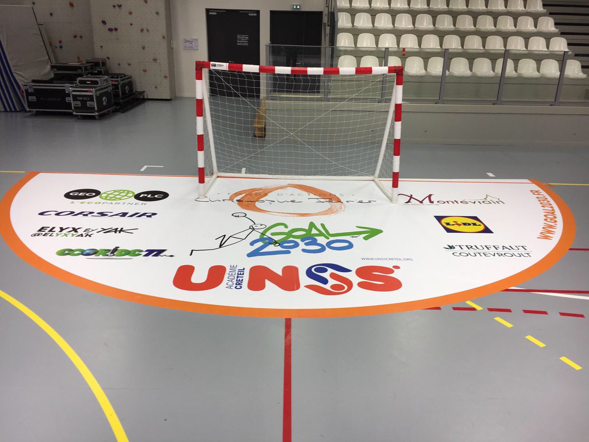 DidierDinart33's tweet photo. Avec nos vainqueurs du CHALLENGE LIKE - collège Joliot-Curie  de Vivonne! Les terrains sont prêts! Goal2030! #unss #handballà4 #developpementdurable https://t.co/xspEioTDa0