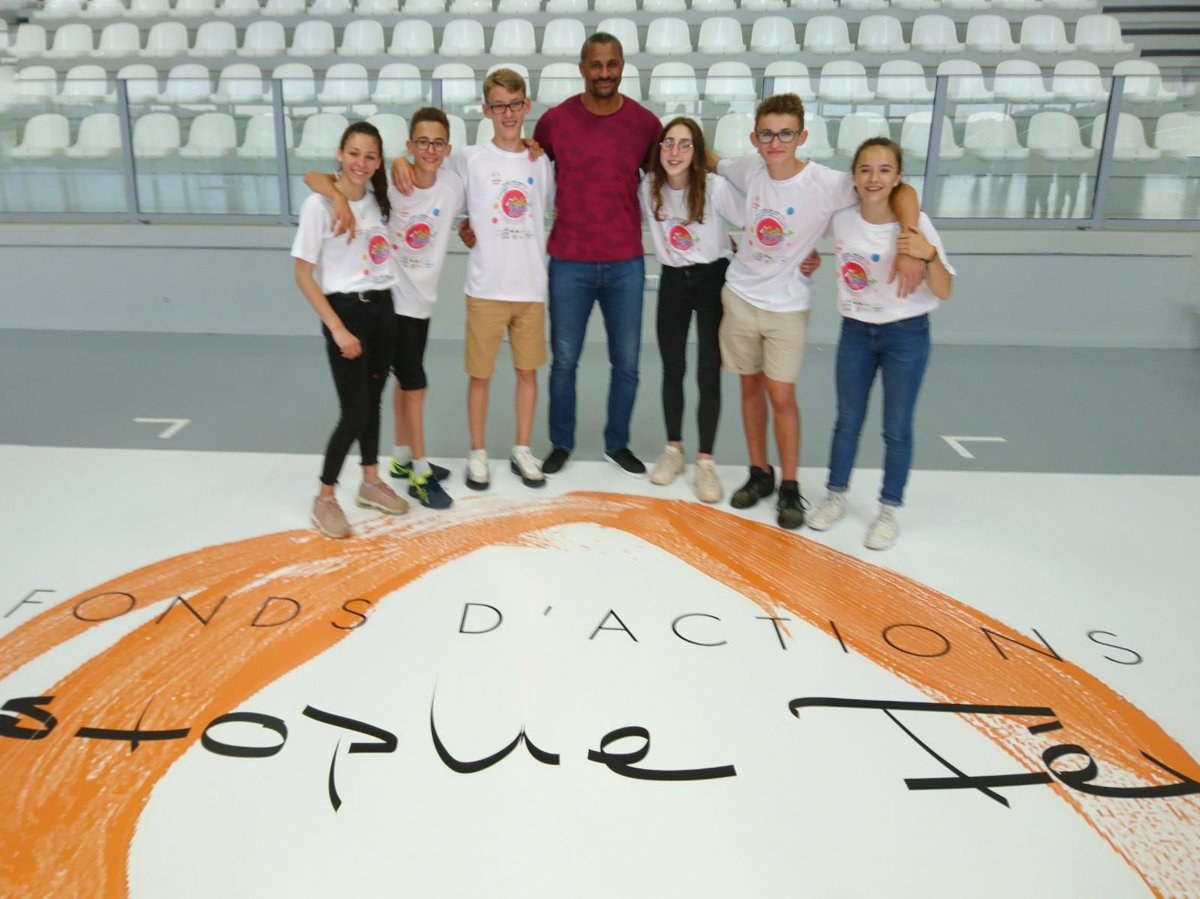 DidierDinart33's tweet photo. Avec nos vainqueurs du CHALLENGE LIKE - collège Joliot-Curie  de Vivonne! Les terrains sont prêts! Goal2030! #unss #handballà4 #developpementdurable https://t.co/xspEioTDa0
