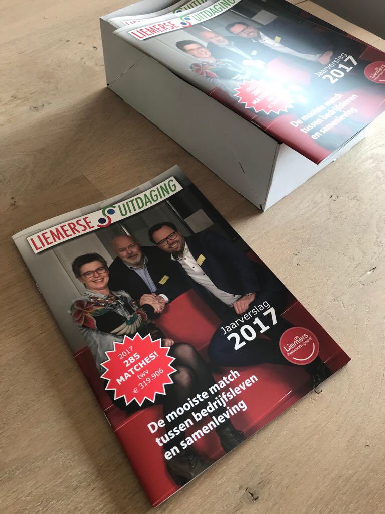 LUitdaging's tweet photo. Vandaag de eerste exemplaren van ons #jaarverslag 2017 uit mogen reiken aan #adviesgroep en #bestuur @EetLokaal7aar. Prachtig naslagwerk, vorm gegeven dankzij @hetSpan en drukwerk verzorgd door @cpgrafimedia Didam. #supertrots op het resultaat! https://t.co/RPwfTJ4Nli
