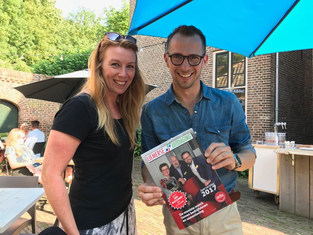 LUitdaging's tweet photo. Vandaag de eerste exemplaren van ons #jaarverslag 2017 uit mogen reiken aan #adviesgroep en #bestuur @EetLokaal7aar. Prachtig naslagwerk, vorm gegeven dankzij @hetSpan en drukwerk verzorgd door @cpgrafimedia Didam. #supertrots op het resultaat! https://t.co/RPwfTJ4Nli