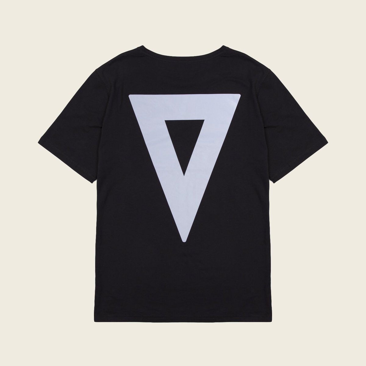 DVineSounds's tweet photo. 💥ATTENTION LADS!💥
.
2018 DVINE Summer Merch is available to pre order now on the @defectedstore! We’ve designed 2 brand new T-Shirts for you to rock all summer long! 🔥🚹 (Ladies - you can wear these too!) 😉
.
.
Link: https://t.co/22L59j2FmV
.
.
#DVINESounds #DefectedStore https://t.co/iwgVz6Kg8r