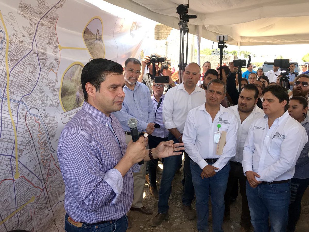 NayaritGobierno's tweet photo. El Gobernador @aegnayarit supervisó los trabajos de desazolve del puente del ferrocarril en La Cantera, en donde participaron @SCT_mx , @CEAPA_Nayarit , @NayaritSop y el @AytoTepic https://t.co/dEDGYJfaqD