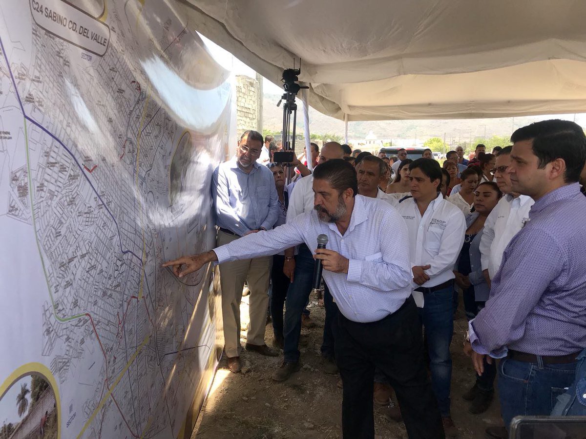 NayaritGobierno's tweet photo. El Gobernador @aegnayarit supervisó los trabajos de desazolve del puente del ferrocarril en La Cantera, en donde participaron @SCT_mx , @CEAPA_Nayarit , @NayaritSop y el @AytoTepic https://t.co/dEDGYJfaqD