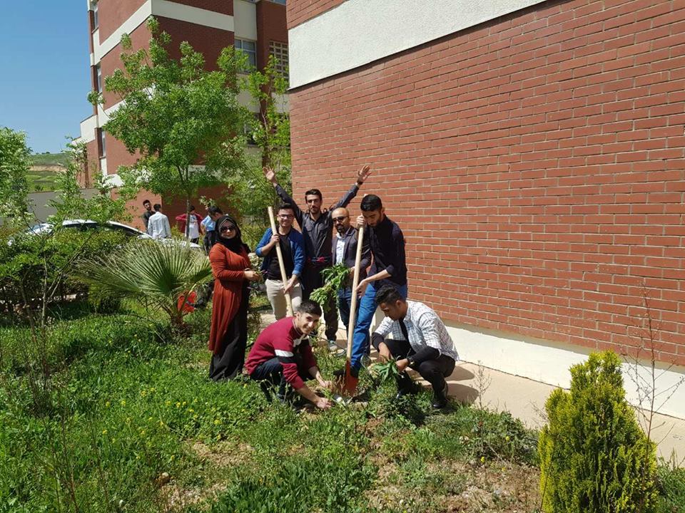 SarkhelHawre's tweet photo. #Trees_for_the_future 
Under the name of "trees for the future" with helping our students  we plant many fruit trees and flowers at the garden of geology department, we are looking to have better future and healthy environment to our new generation. #University_of_Sulaimani #UOS https://t.co/grBztSSyIy