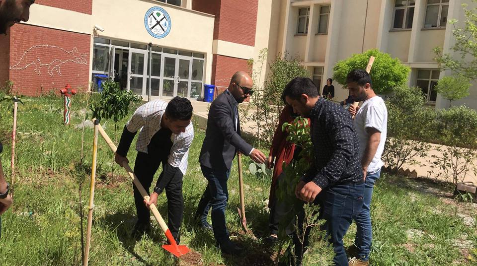 SarkhelHawre's tweet photo. #Trees_for_the_future 
Under the name of "trees for the future" with helping our students  we plant many fruit trees and flowers at the garden of geology department, we are looking to have better future and healthy environment to our new generation. #University_of_Sulaimani #UOS https://t.co/grBztSSyIy