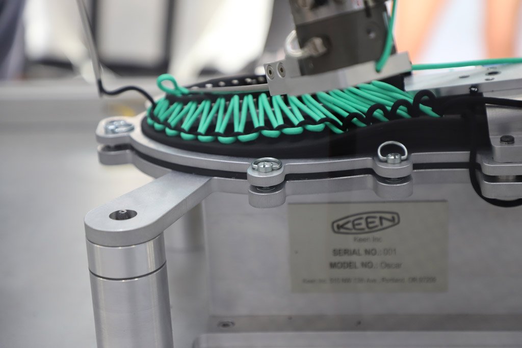fashioningtech's tweet photo. I <3 robots— particularly ones that make shoes in less than six minutes! 
https://t.co/RasV4OlmiI https://t.co/g4x4iHXVYK