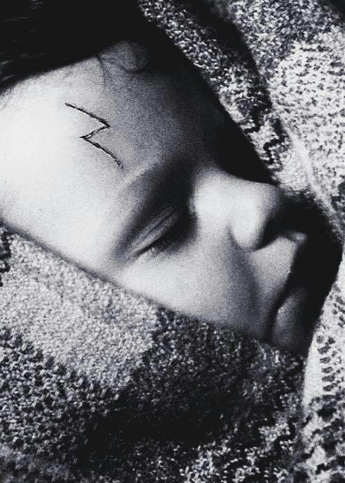 julyvalene's tweet photo. ele não podia saber que, neste mesmo instante, havia pessoas se reunindo em segredo em todo o país que erguiam os copos e diziam com vozes abafadas:

- a Harry Potter: o menino que sobreviveu! ❤️ https://t.co/TVhlhfX1ix