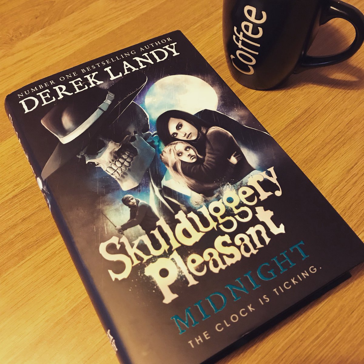mwhitlock93's tweet photo. Time for a new adventure with an old friend @_Pleasant_ @DerekLandy #SkulduggeryPleasantMidnight #SPXI 🖤💀🔥 https://t.co/KcIpXJfmqd