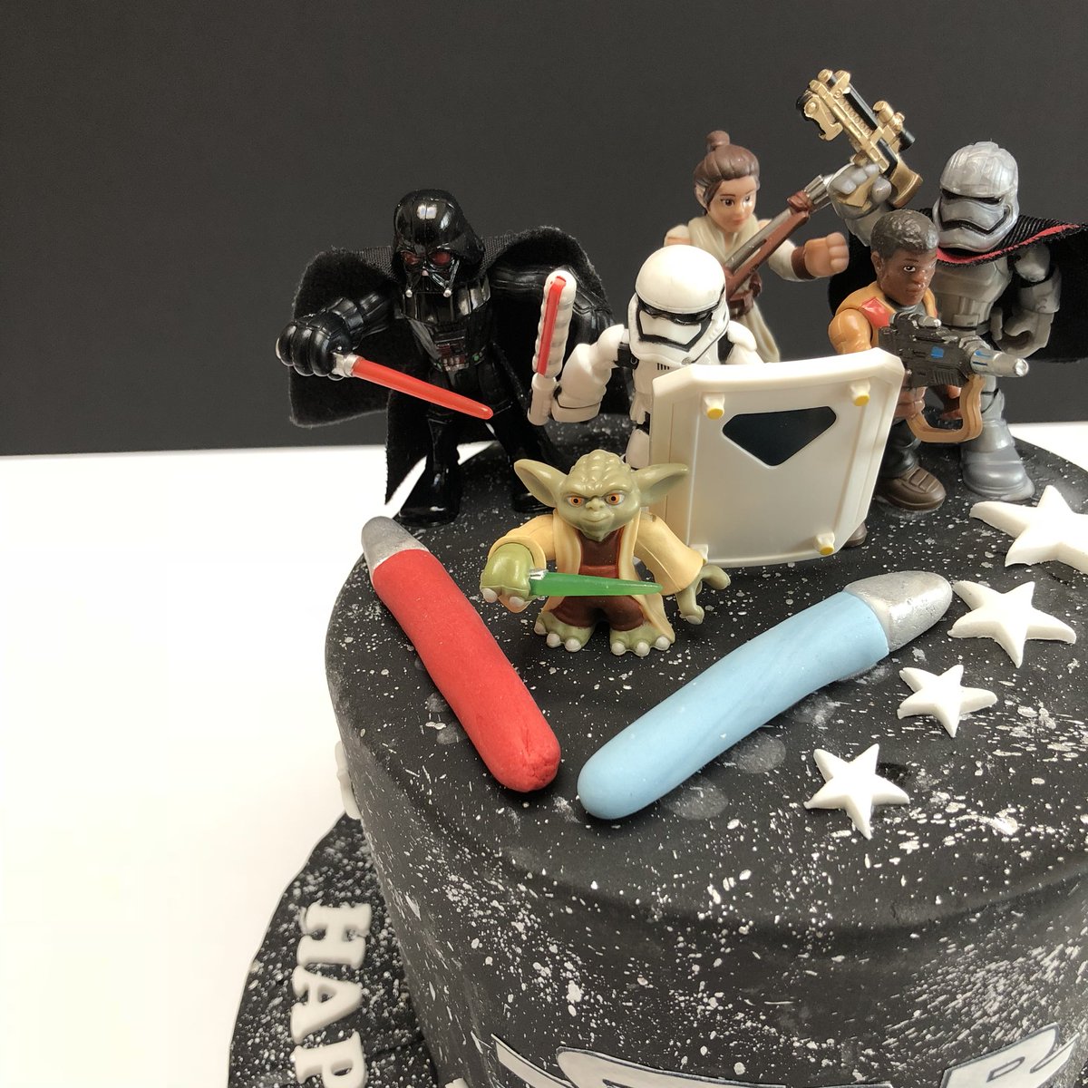 FlossyBakery's tweet photo. Star Wars Cake 💫 🌟 https://t.co/CQfRDQ4AM8