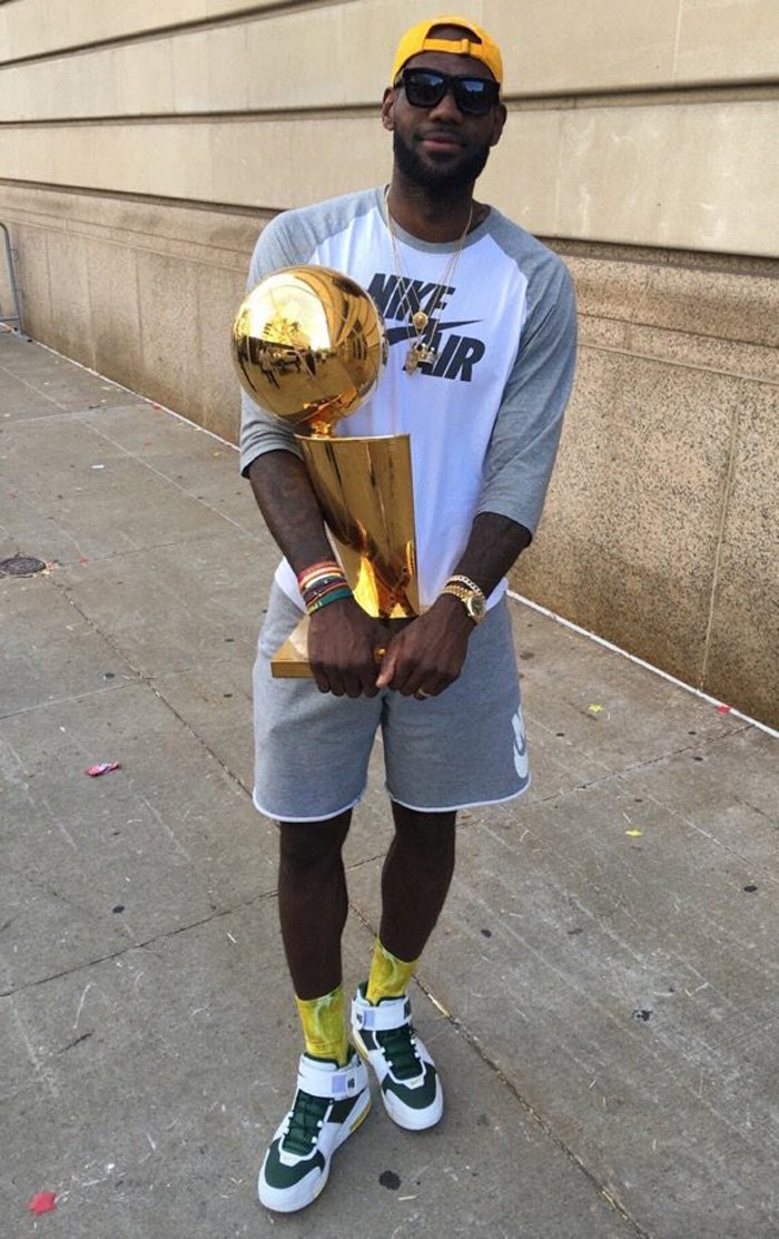 Le_BR_on's tweet photo. RT nesse tweet do LeBron com o troféu Larry O'Brien para dar sorte pra série que começa amanhã 

(foto TOPPEN de 2016)

LETS GO!!! #CavsBrasil https://t.co/cSvxvgLmCt