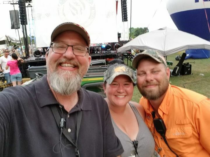 USABalloonFest's tweet photo. We are grateful for all of our Project Uplift USA volunteers including our outstanding Stage Crew who brought us incredible bands on the RE/MAX stage during the #FreedomBalloonFest over #MemorialDayWeekend. 
Thank you Mike Roberts for your service and these pictures.

#remax https://t.co/5SbarTNuZ4