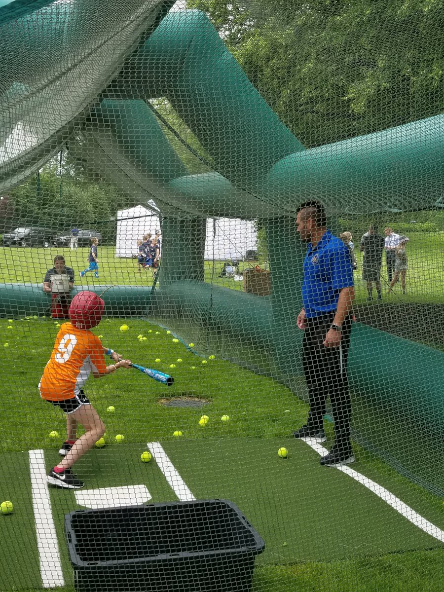 Great day at the <a href="/WhiteHouse/">The White House</a> Sport and Fitness Day with Council nominees &amp; youth from all over the country. Sports can serve a key role in helping our youth develop into healthy and thriving adults. Happy to spend the day sharing our passion for youth fitness &amp; sports! #MoveInMay
