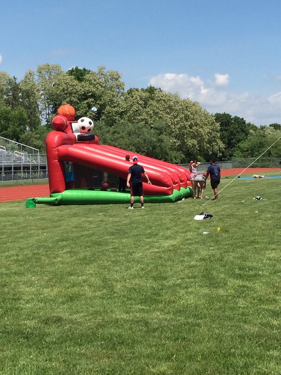 TollGateTitans's tweet photo. @TGHS2018 Senior Walk and BBQ! Congrats to all the seniors! #TGPride https://t.co/Ur7P3XF7ol