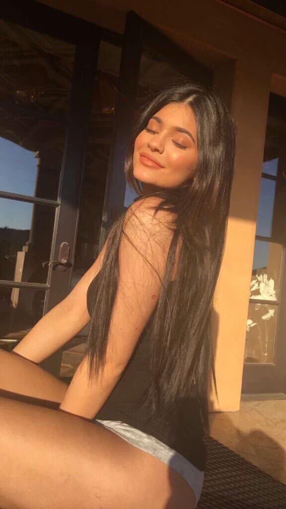 tired of bein dead n sad, summers hereee 🤩
hmu a bitch us bored
toss me a pity rt too i’ve been gone forevaaa (;