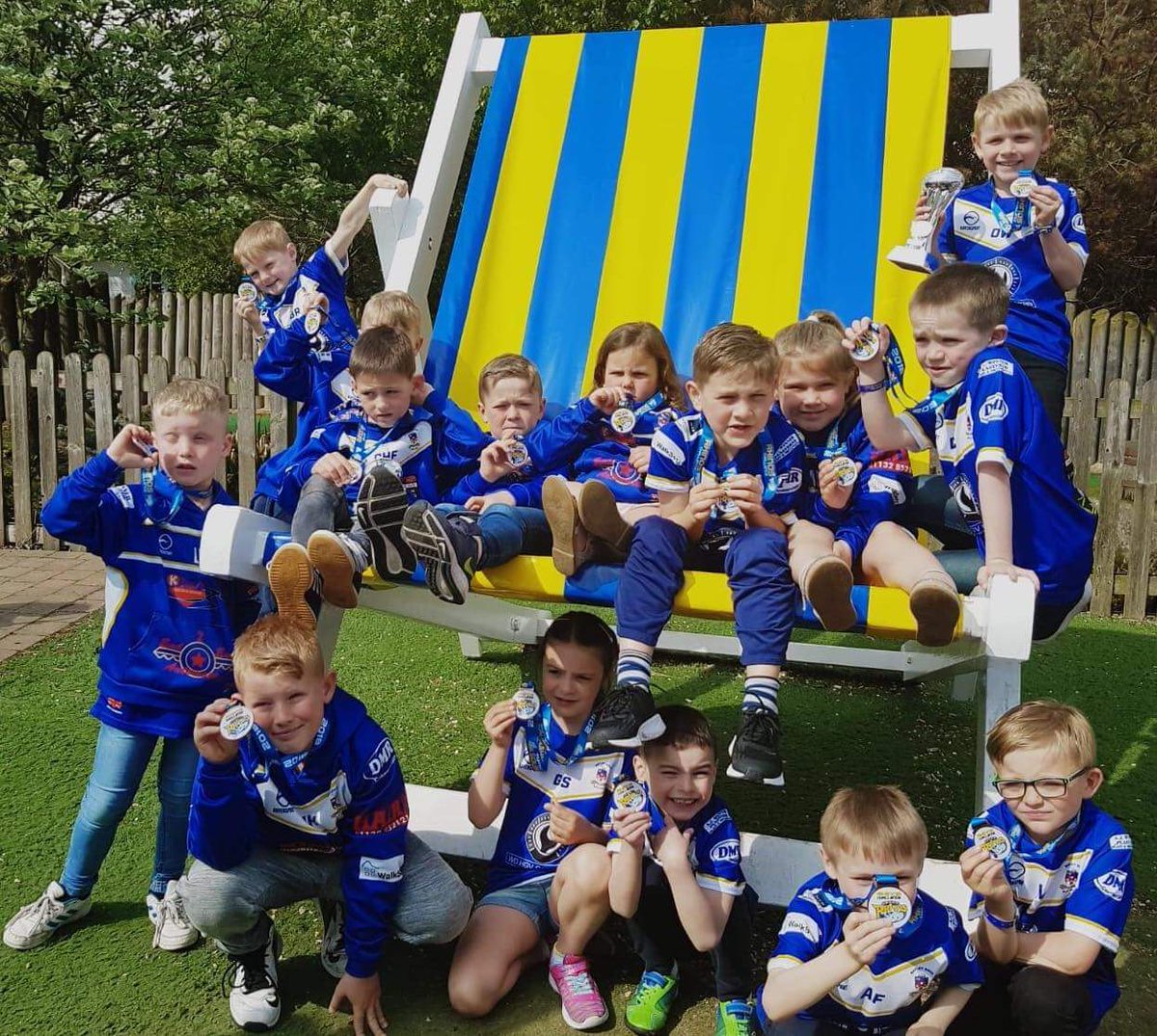 Batleyladies's tweet photo. Help this team win......all you have to do is click on the picture and like and share....easy as 1 2 3 😉 https://t.co/hxkDtcg2Ev