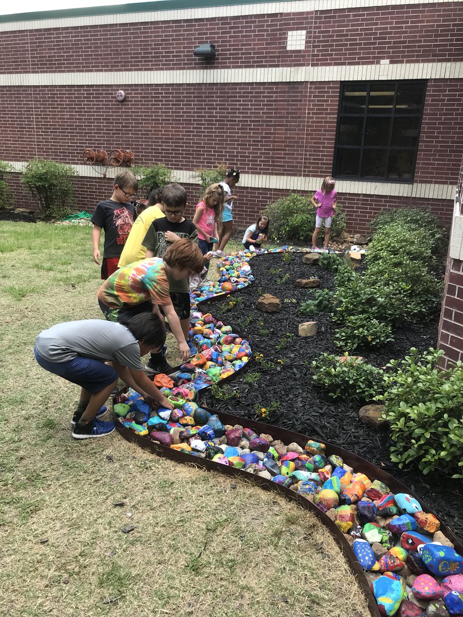 shmadoak's tweet photo. We just finished our first school wide collaborative piece! It was a lot of work, but it sure paid off! It looks WONDERFUL!!! Thank you Buckalew Bears and Thank you Mrs. Hargett and Mrs. Tattoli!! ❤️🎨 @buckalewbears @ConroeISD @ConroeFineArts  #artrocks #onlyoneyou #artmatters https://t.co/9mzy68Qy9j