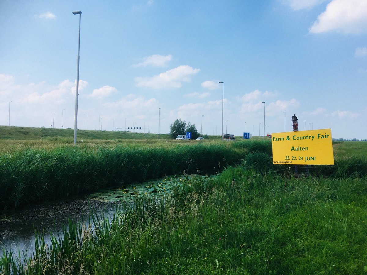 SuzanneRuesink's tweet photo. De eerste borden voor de @farmcountryfair staan weer. Zelfs bij #Suus๐ฎ in de wei๐ https://t.co/8ZBu2lMeCS