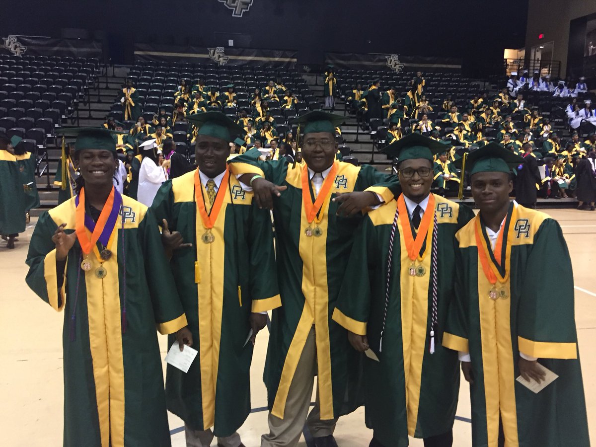 OakRidgeHS_OCPS's tweet photo. Congrats Class of #2k18  You did it!!!! #pioneerpride #thisisoakridge https://t.co/ruYJl8rNyq