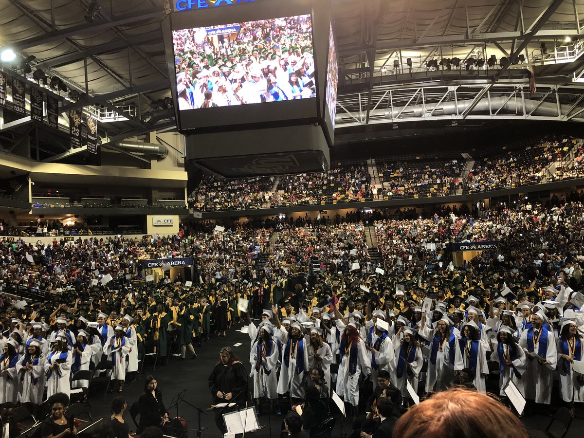 OakRidgeHS_OCPS's tweet photo. Congrats Class of #2k18  You did it!!!! #pioneerpride #thisisoakridge https://t.co/ruYJl8rNyq