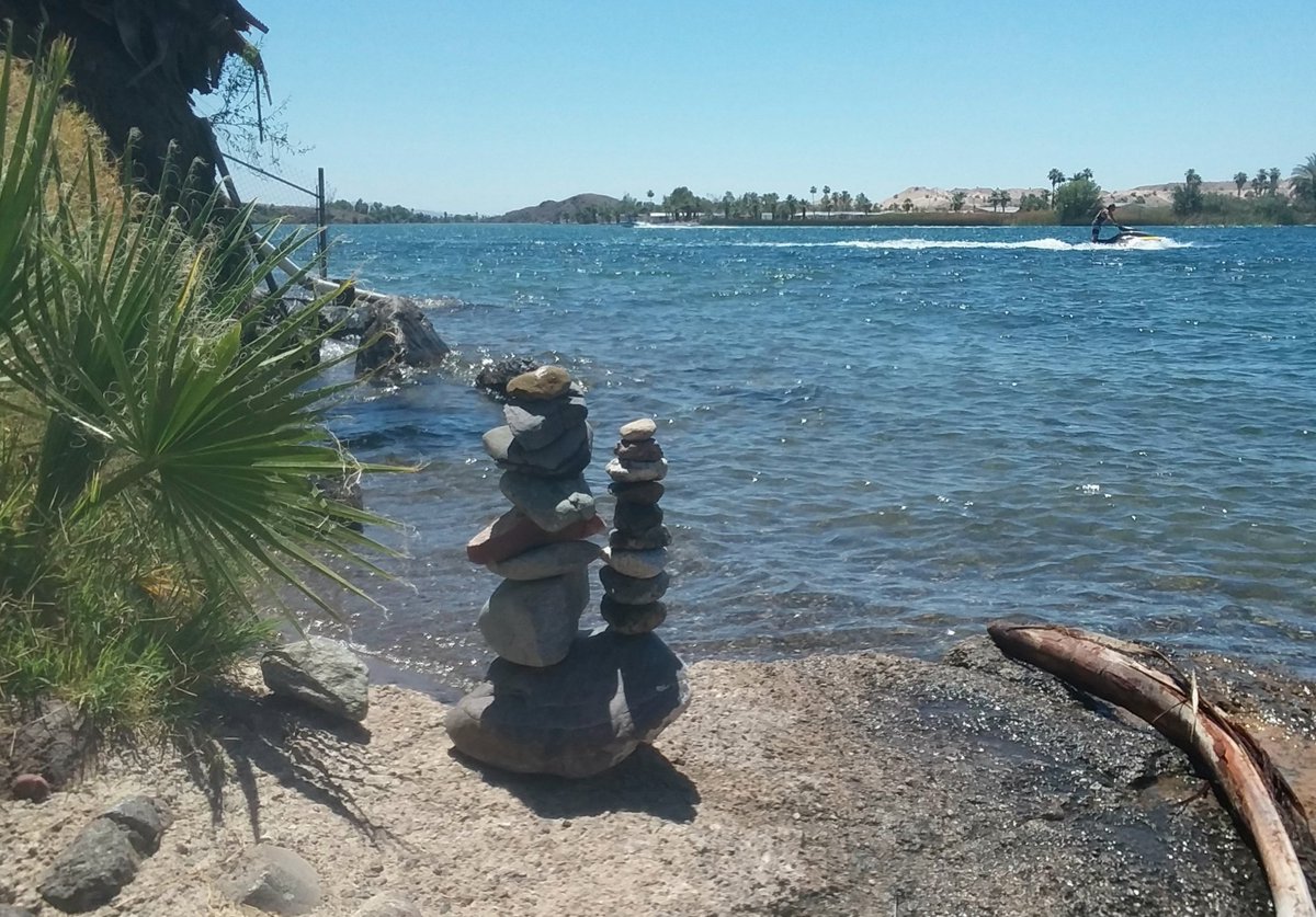 OhMariWesternWX's tweet photo. We have a few whitecaps so that guy is bouncing around. Wind is 20 mph in Parker Arizona this afternoon. Currently 100 These two stacks on this rock were quite the balancing act, let's watch the river together series😘 #azwx #cawx #nvwx #weather #ColoradoRiver #rockstacks https://t.co/pWS9acDMpq