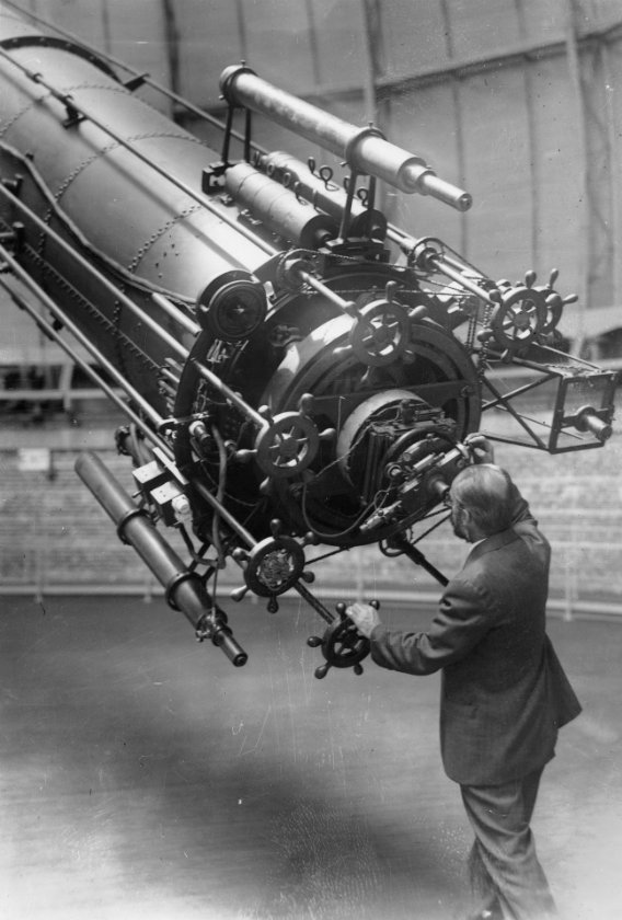 George A. Van Biesbroeck (1880-1974), astronomer at Yerkes Observatory <a href="/YerkesObs/">Yerkes Observatory</a> observing Mars when it approached close to the earth in 1926 <a href="/SmithsonianArch/">Smithsonian Archives</a> siarchives.si.edu/collections/si…